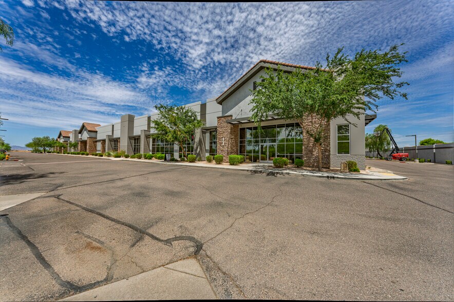 8743 E Pecos Rd, Mesa, AZ à louer - Photo du bâtiment - Image 1 de 16