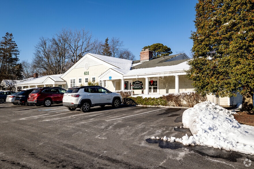 631 Montauk Hwy, West Islip, NY for lease - Building Photo - Image 3 of 5