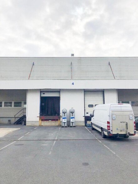 Industrial in Villeron for lease - Building Photo - Image 1 of 5