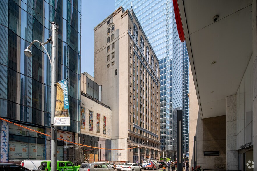 330 Bay St, Toronto, ON à louer - Photo du bâtiment - Image 2 de 6