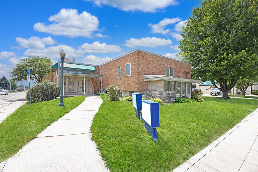 321 E 3rd St N, Newton, IA for sale - Building Photo - Image 2 of 25