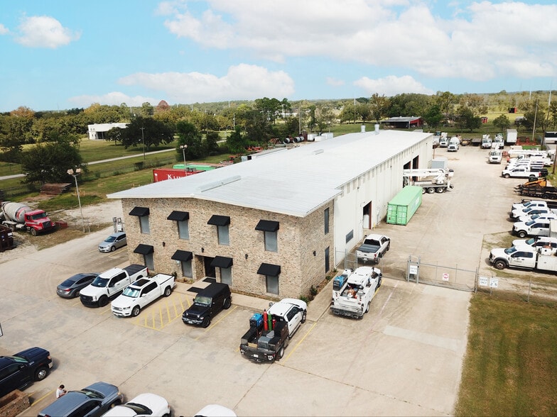 1112 FM 517 Rd, Alvin, TX for lease - Building Photo - Image 1 of 6