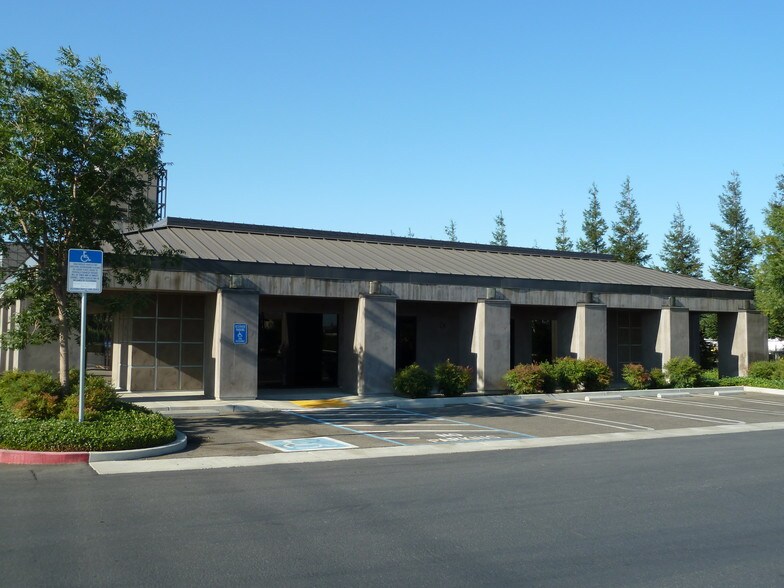 3945 Coffee Rd, Modesto, CA à louer - Photo du bâtiment - Image 2 de 6