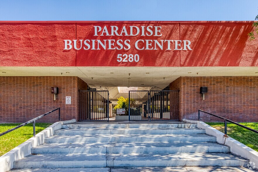 5280 S Eastern Ave, Las Vegas, NV à louer - Photo du bâtiment - Image 1 de 13