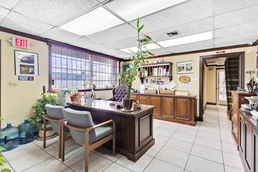 1051 E 24th St, Hialeah, FL for sale - Interior Photo - Image 3 of 27