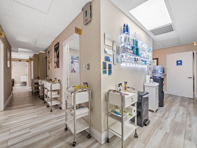 18345 Ventura Blvd, Tarzana, CA for lease - Interior Photo - Image 2 of 30