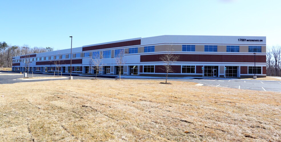17001 Interstate Dr, Dumfries, VA à louer - Photo du bâtiment - Image 2 de 10