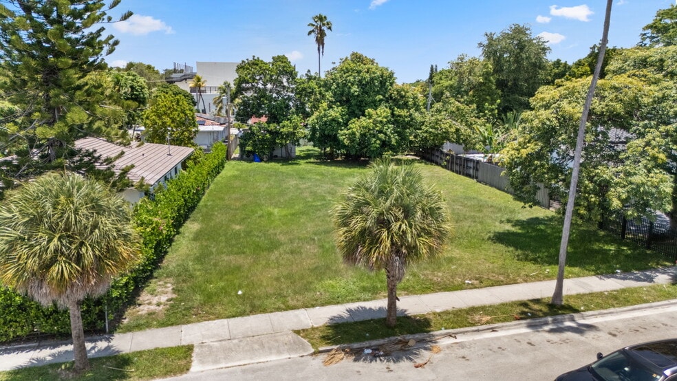 5969 NE 4th Ct, Miami, FL à vendre - Photo du bâtiment - Image 2 de 13