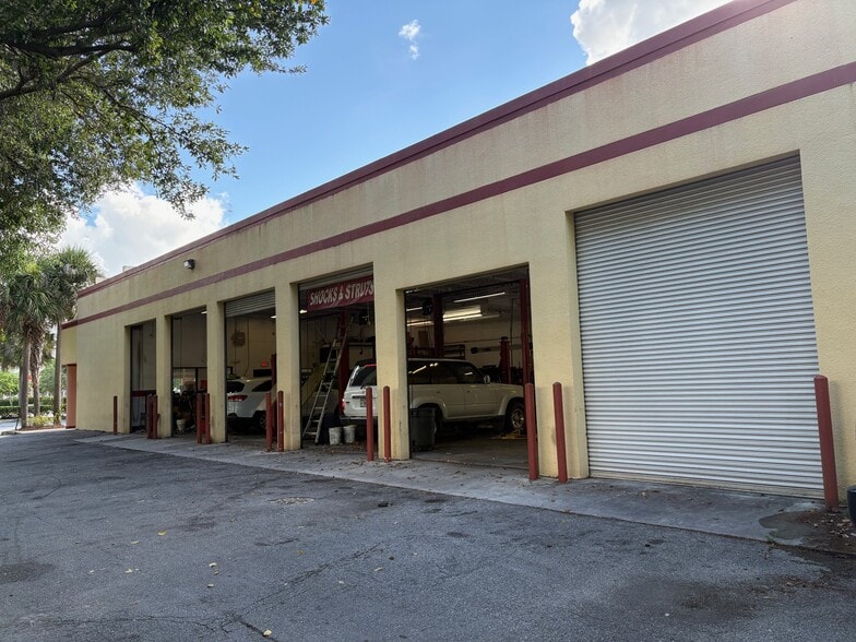 6480-6520 W Commercial Blvd, Lauderhill, FL for lease - Building Photo - Image 2 of 10