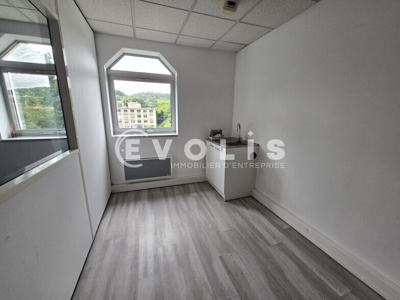 Office in Orsay for lease - Interior Photo - Image 2 of 8