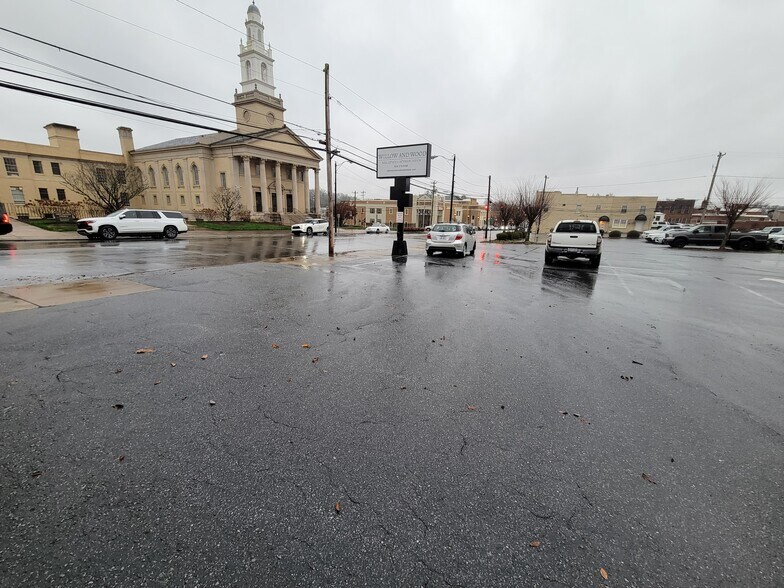 309 Main St NW, Lenoir, NC à louer - Photo du bâtiment - Image 2 de 2