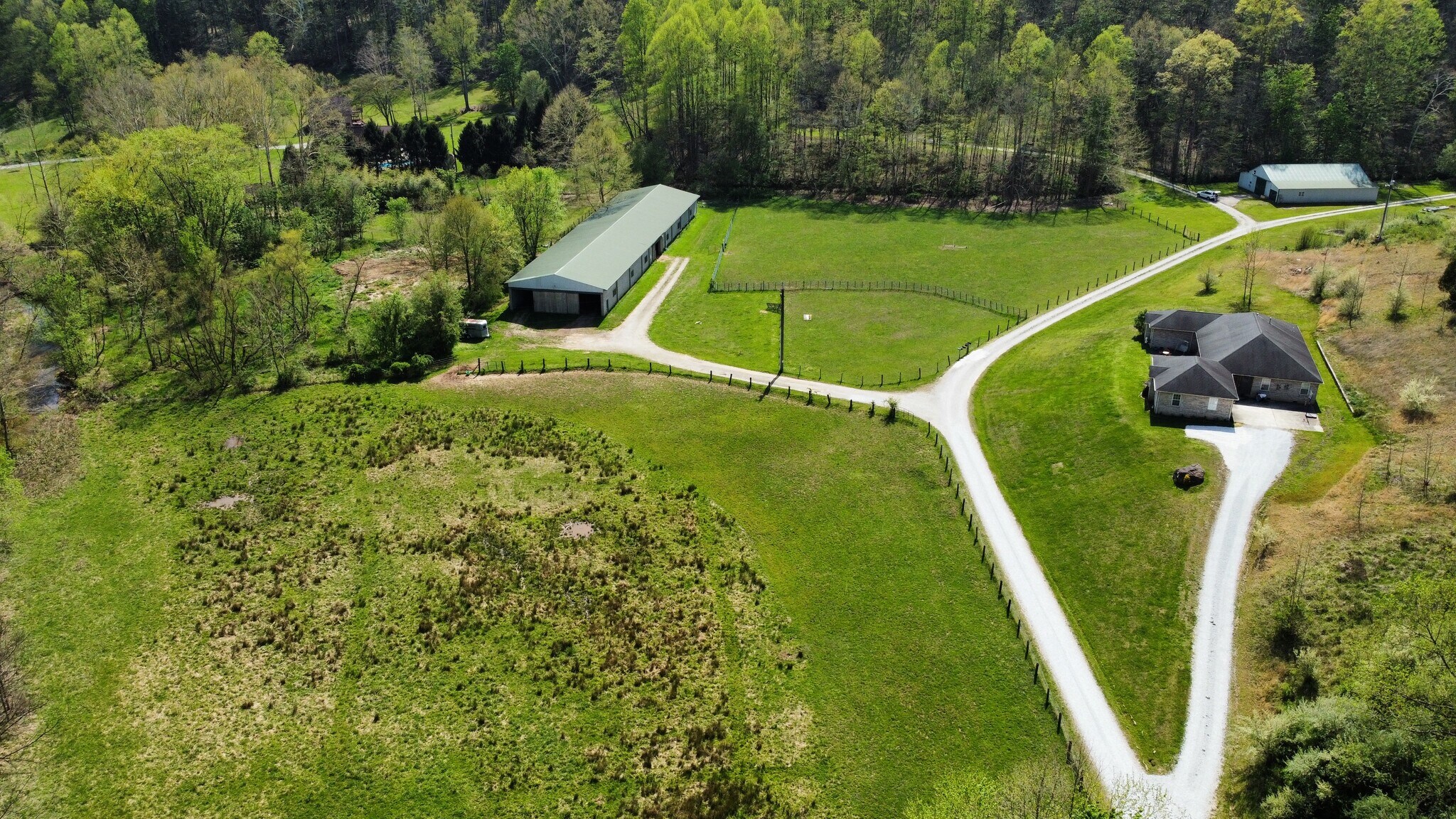 465 Hitch N Go Ln, Elkview, WV à vendre Photo du bâtiment- Image 1 de 8