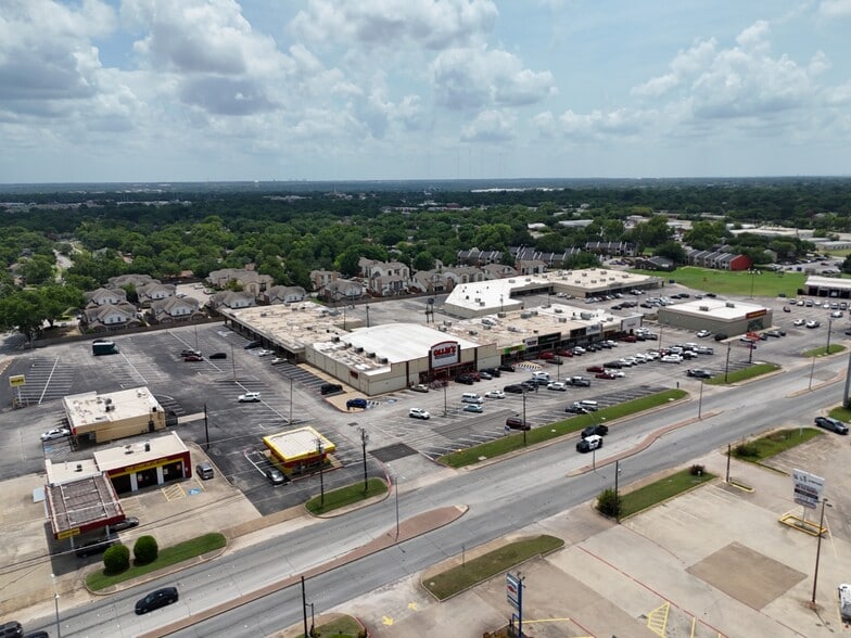 Fairmeadows Shopping Center portfolio of 7 properties for sale on LoopNet.ca - Building Photo - Image 3 of 16
