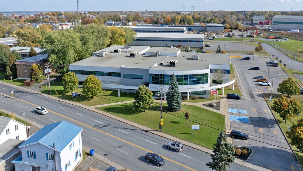 1350 Ch Saint-Roch, Sorel-tracy, QC à louer - Photo du bâtiment - Image 2 de 12