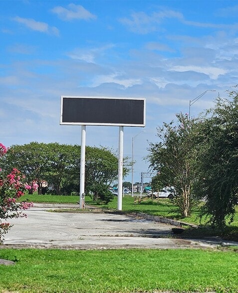 9550 Emmett F Lowry Expy, Texas City, TX à vendre - Photo du bâtiment - Image 3 de 4