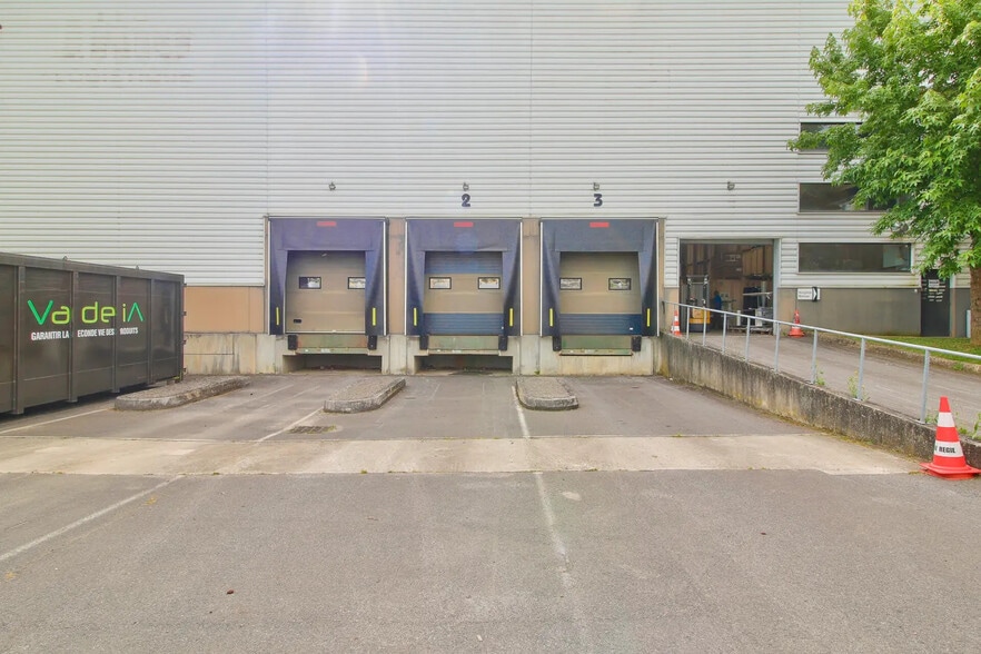 Industrial in Saint-Michel-sur-Orge for lease - Building Photo - Image 2 of 5