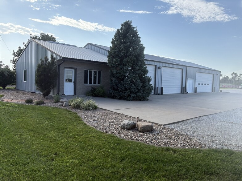 402 W K St, Mc Cool Junction, NE à vendre - Photo du bâtiment - Image 2 de 24