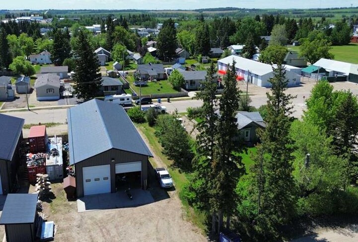 4848 54 Av, Eckville, AB à vendre - Photo du bâtiment - Image 2 de 2