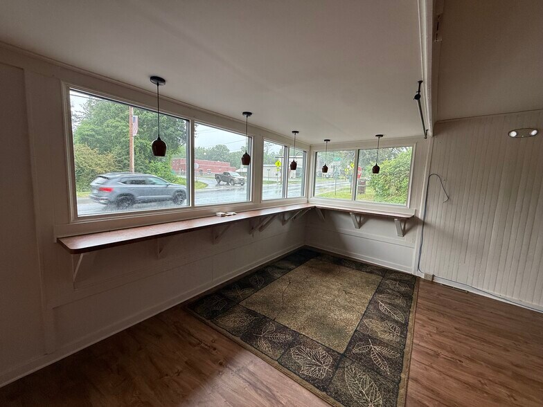 258 Alplaus Ave, Alplaus, NY à louer - Photo du bâtiment - Image 3 de 4