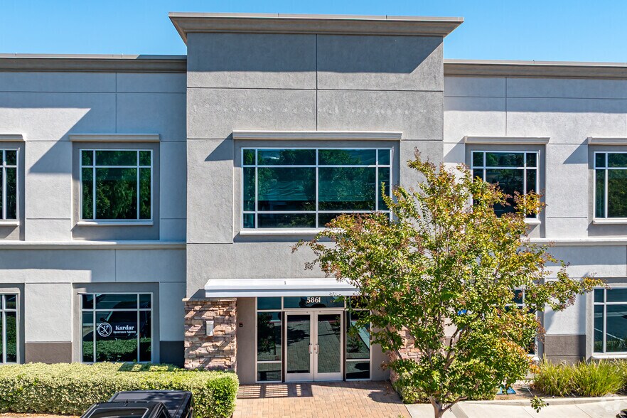 5861 Pine Ave, Chino Hills, CA à louer - Photo du bâtiment - Image 3 de 4