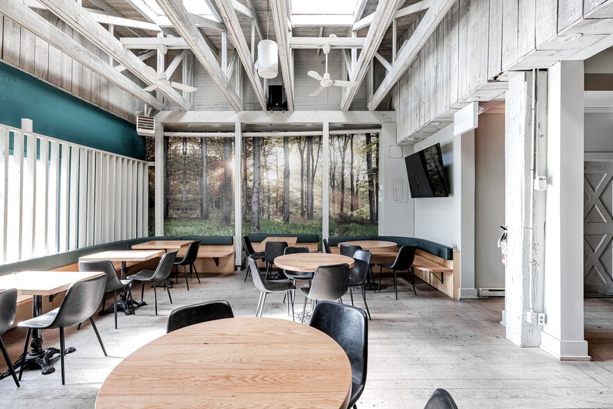 2472 Rue Notre-Dame O, Montréal, QC for lease - Interior Photo - Image 2 of 5