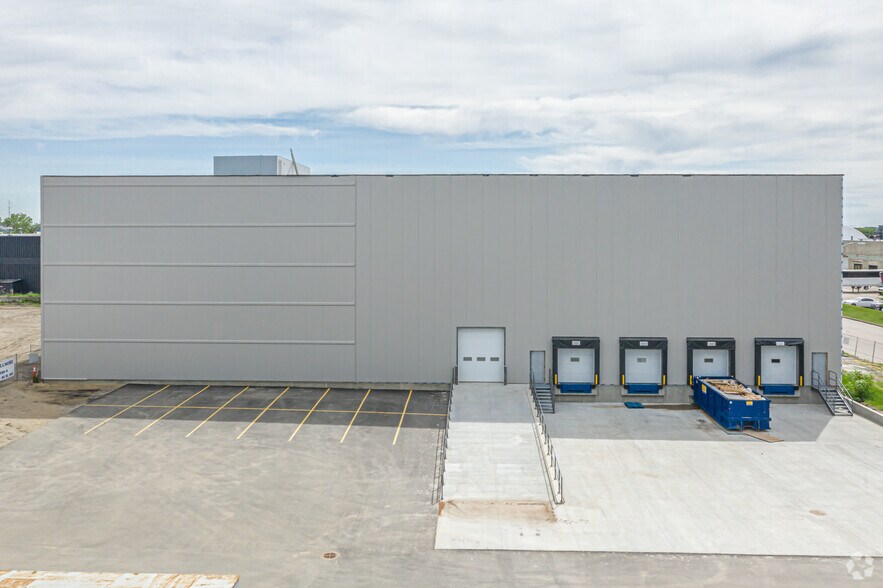 4027 101 St NW, Edmonton, AB à vendre - Photo du bâtiment - Image 2 de 6