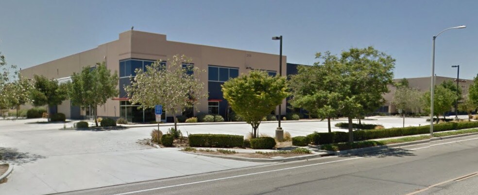 200 E Avenue K-8, Lancaster, CA à vendre - Photo du bâtiment - Image 2 de 8