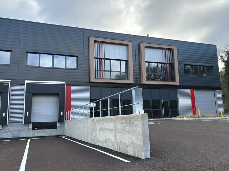 Flex dans Saint-Laurent-de-Mure à louer - Photo du bâtiment - Image 3 de 11