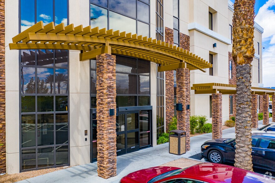 8352 W Warm Springs Rd, Las Vegas, NV à louer - Photo du bâtiment - Image 3 de 4