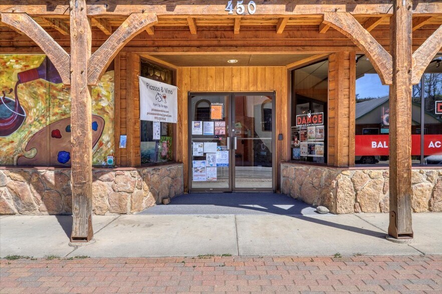 450 Lewis St, Pagosa Springs, CO à vendre - Photo du bâtiment - Image 2 de 13