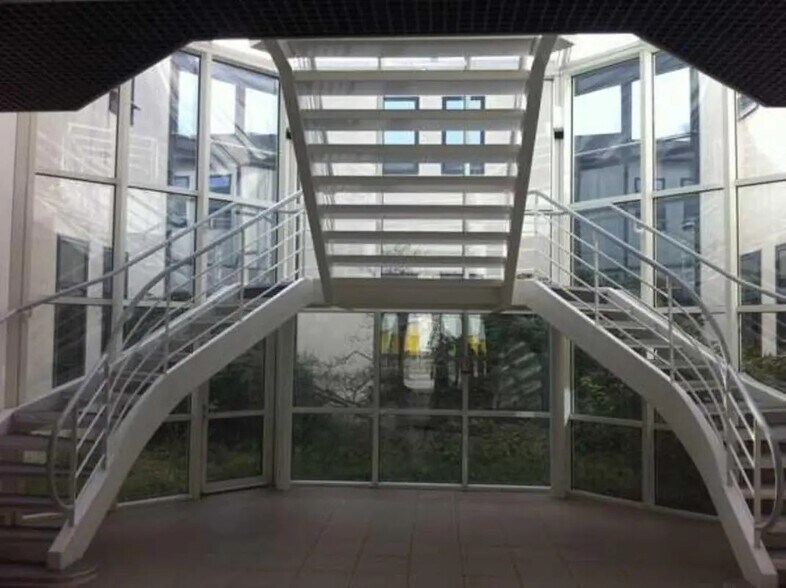 Flex in Trappes for lease - Building Photo - Image 2 of 5