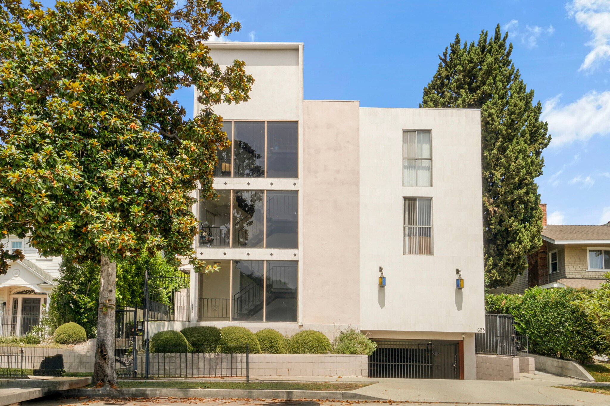 695 S Norton Ave, Los Angeles, CA à vendre Photo principale- Image 1 de 1