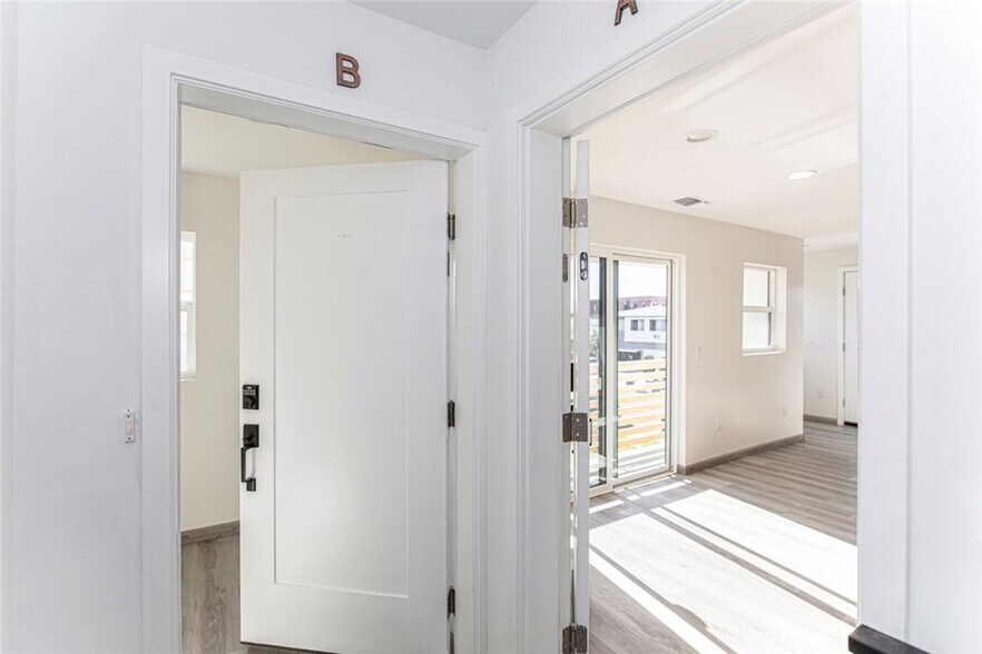 1754 N Berendo St, Los Angeles, CA for sale - Interior Photo - Image 3 of 24