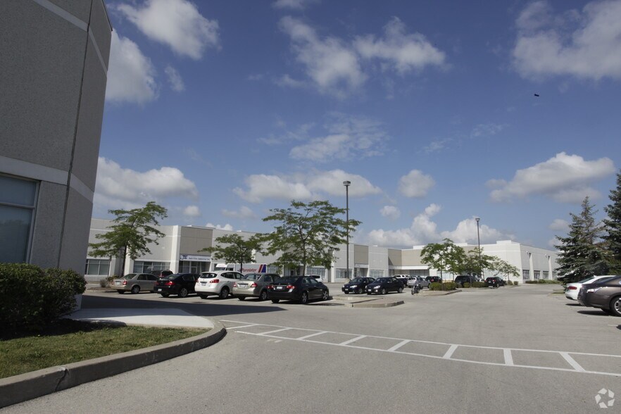 3200 Ridgeway Dr, Mississauga, ON à louer - Photo du bâtiment - Image 3 de 8