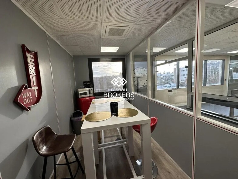 Office in Gennevilliers for lease - Interior Photo - Image 2 of 9
