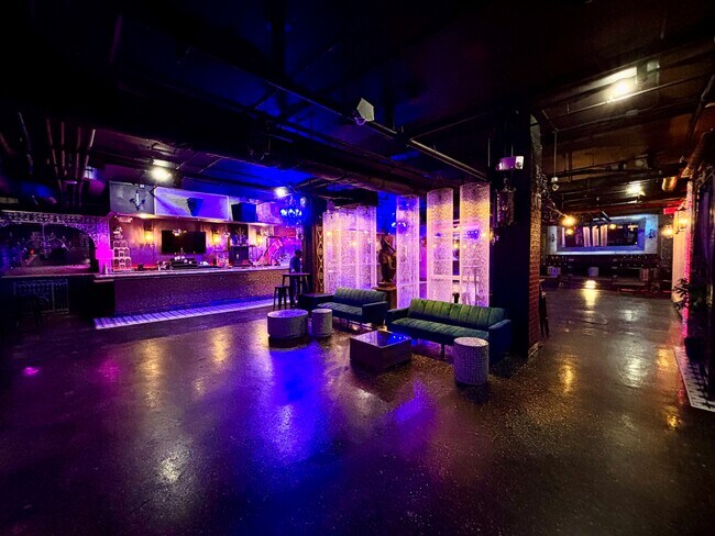 Plus de détails pour 45-06 Pearson St, Long Island City, NY - Commerce de détail à louer