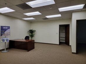 430 N Vineyard Ave, Ontario, CA à louer Photo intérieure- Image 1 de 8