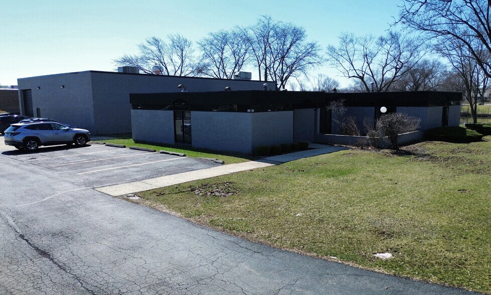 111 Shore Dr, Burr Ridge, IL à vendre - Photo du bâtiment - Image 3 de 8