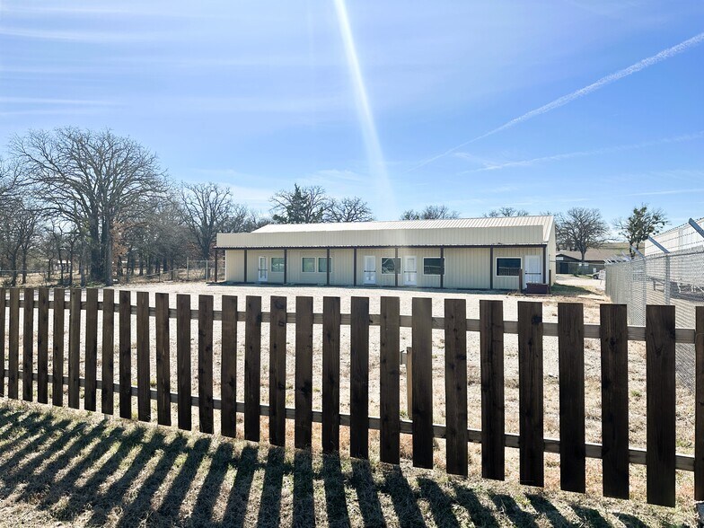 7669 Confederate Park Rd, Fort Worth, TX for lease - Building Photo - Image 1 of 6