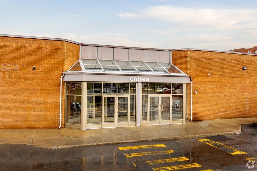 740 Boul de la Côte-Vertu, Montréal, QC à louer - Photo du bâtiment - Image 2 de 23