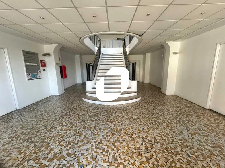 Bureau dans Conflans-Sainte-Honorine à louer - Hall d’entrée - Image 1 de 7