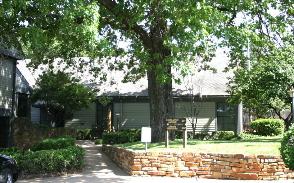 2411 E Skelly Dr, Tulsa, OK à vendre - Photo du bâtiment - Image 2 de 23