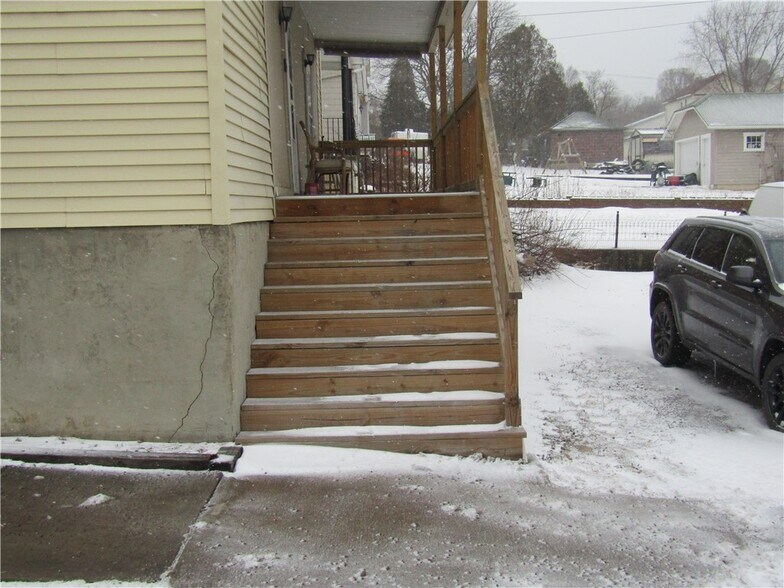 300 Meyers Ave, Meyersdale, PA à vendre - Photo du bâtiment - Image 2 de 6