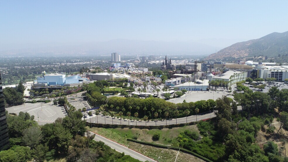 3575 Cahuenga Blvd W, Studio City, CA à louer - Photo du bâtiment - Image 3 de 4