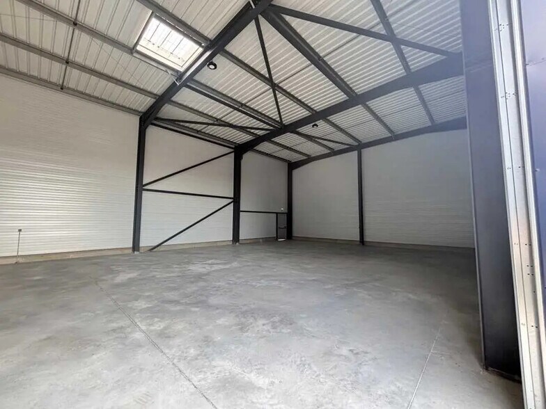 2 Rue René Dumont, Lambesc for lease - Building Photo - Image 2 of 11