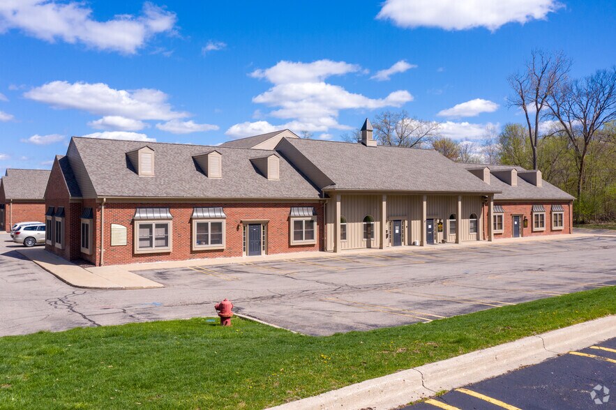 37651-37695 Pembroke Ave, Livonia, MI à louer - Photo du bâtiment - Image 3 de 6