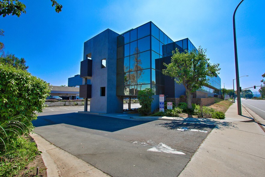 3701 Birch St, Newport Beach, CA à louer - Photo du bâtiment - Image 2 de 27