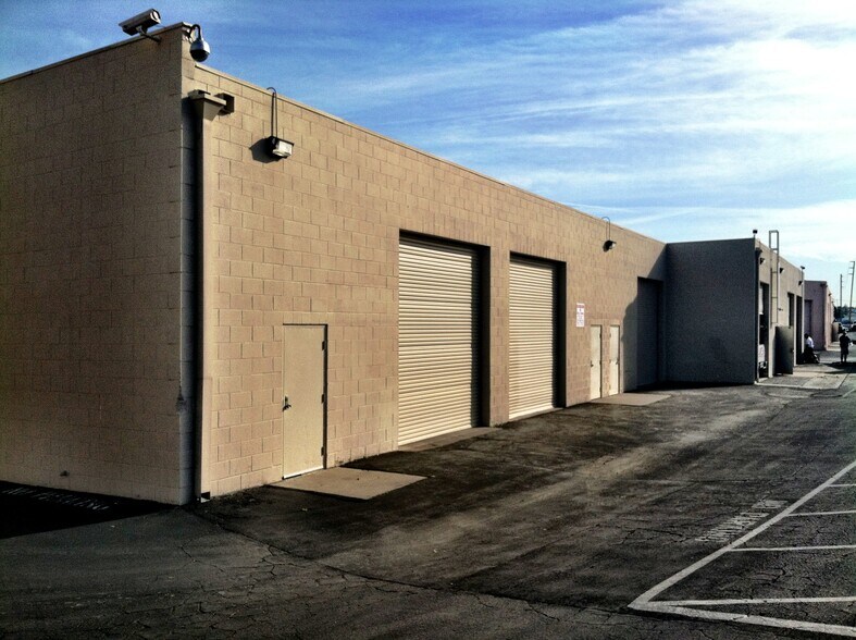80 W Easy St, Simi Valley, CA à louer - Photo du bâtiment - Image 3 de 4