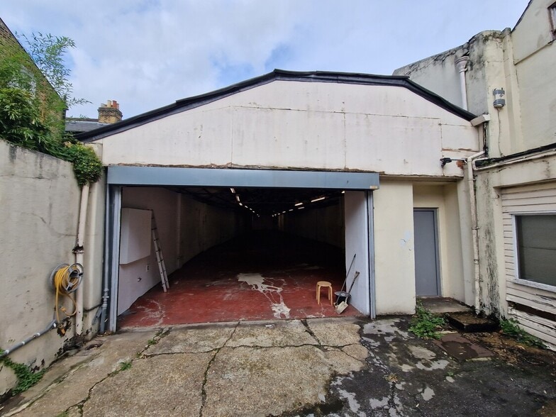 Altenburg Gardens, London for lease - Building Photo - Image 2 of 4