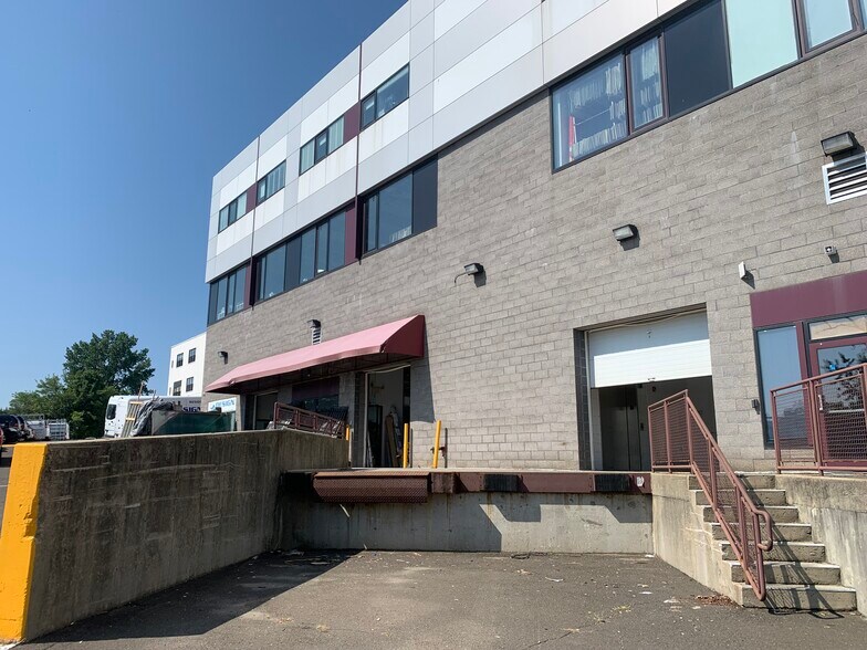 330 Fairfield Ave, Stamford, CT à louer - Photo du bâtiment - Image 1 de 4